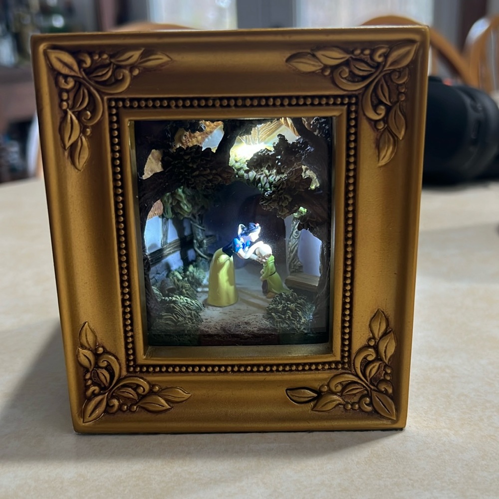 Walt Disney Gallery Of Light Snow White And Dopey A Kiss For Dopey Olzewski